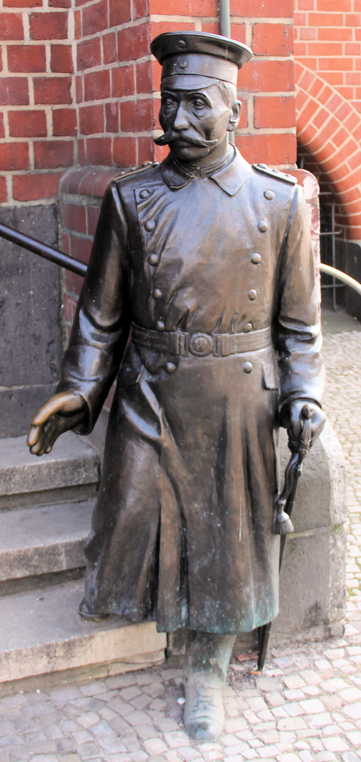 Wilhelm Voigt "Der Hauptmann von Köpenick", Skulptur von Spartak Babajan 1996, Foto GV, St. Schimmel 