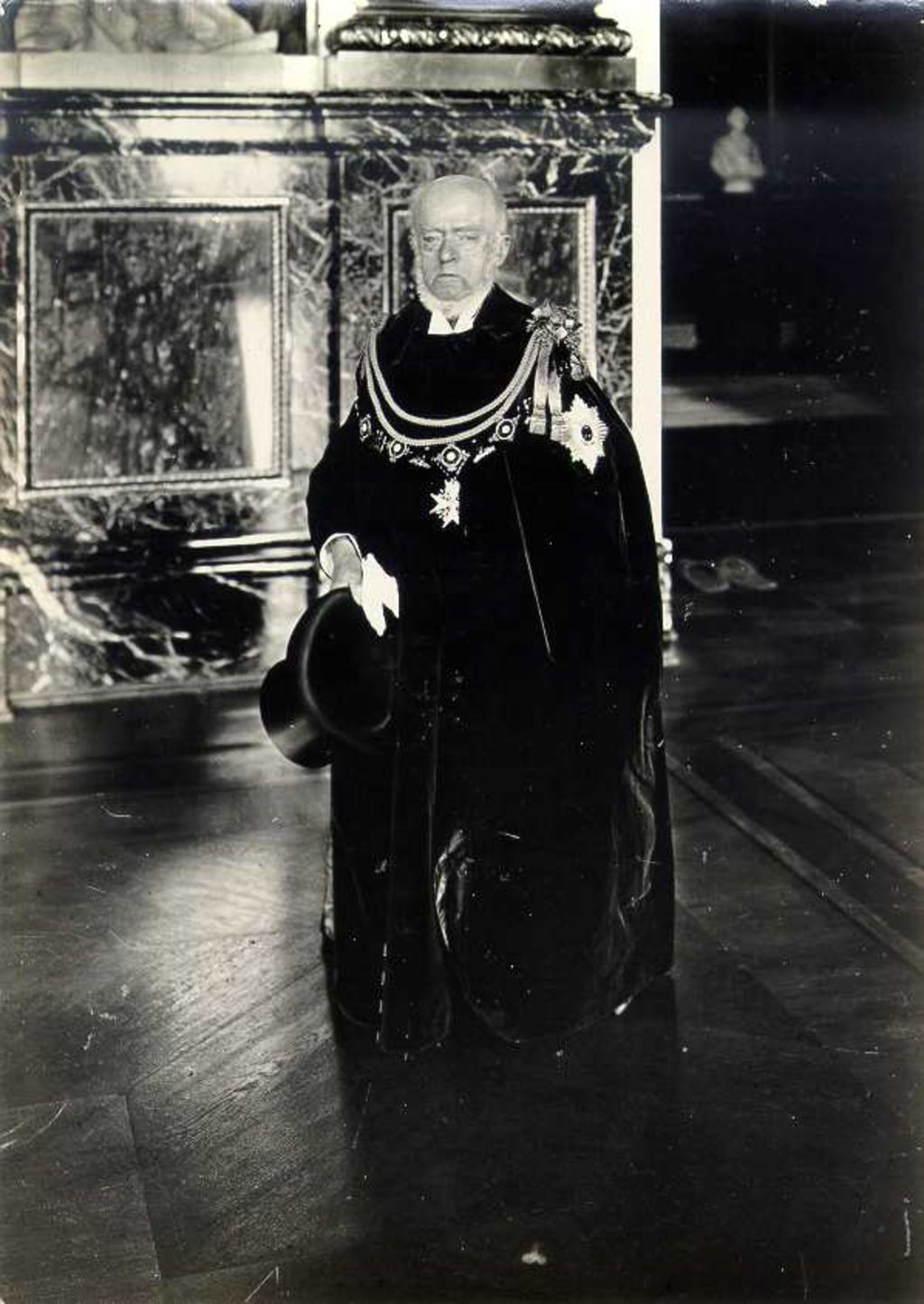 Adolph von Menzel im Ornat des Hohen Ordens vom Schwarzen Adler, Fotografie 1898, HABHZ, Foto G. Haeckel 