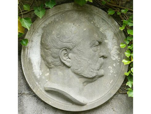 Werner von Siemens, Reliefporträt von Franz Seeck 1922 n. Adolf von Hildebrand an der Grabstelle auf dem Südwestkirchhof in Stahnsdorf; Foto St. Schimmel